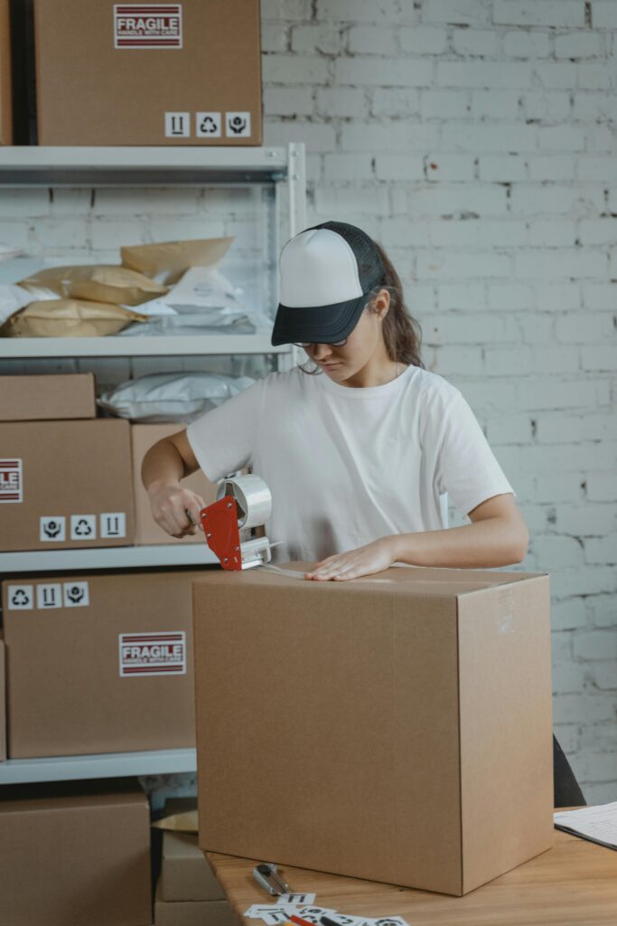 Ein Mensch der ein Paket verpackt